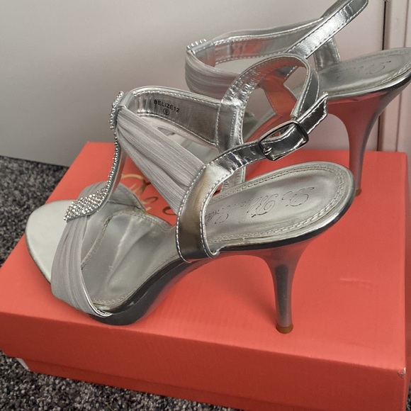 David’s bridal De Blossom Silver heels size 9 - Picture 3 of 10